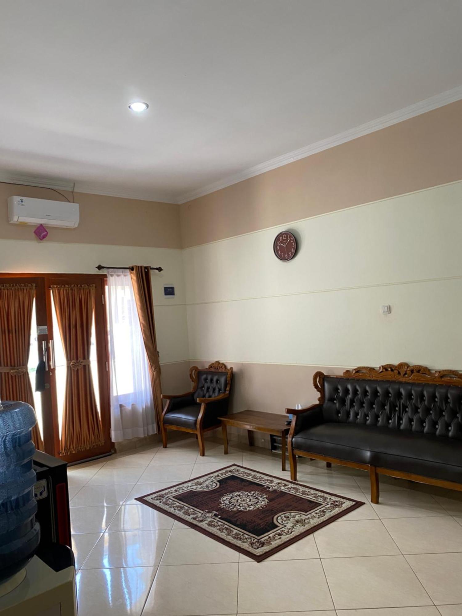 Adiputra Guesthouse 2 By Homiq Ngabean Kültér fotó